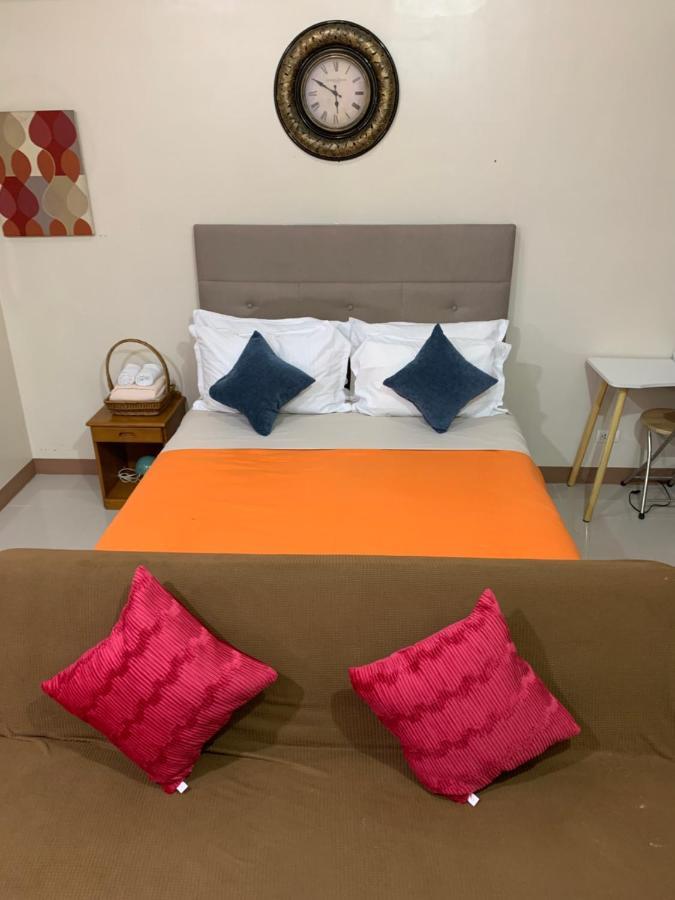 One Palm Tree Villas Condominium - Studio 2Nd Fl With Balcony - Across Terminal 3 Airport Pasay Kültér fotó