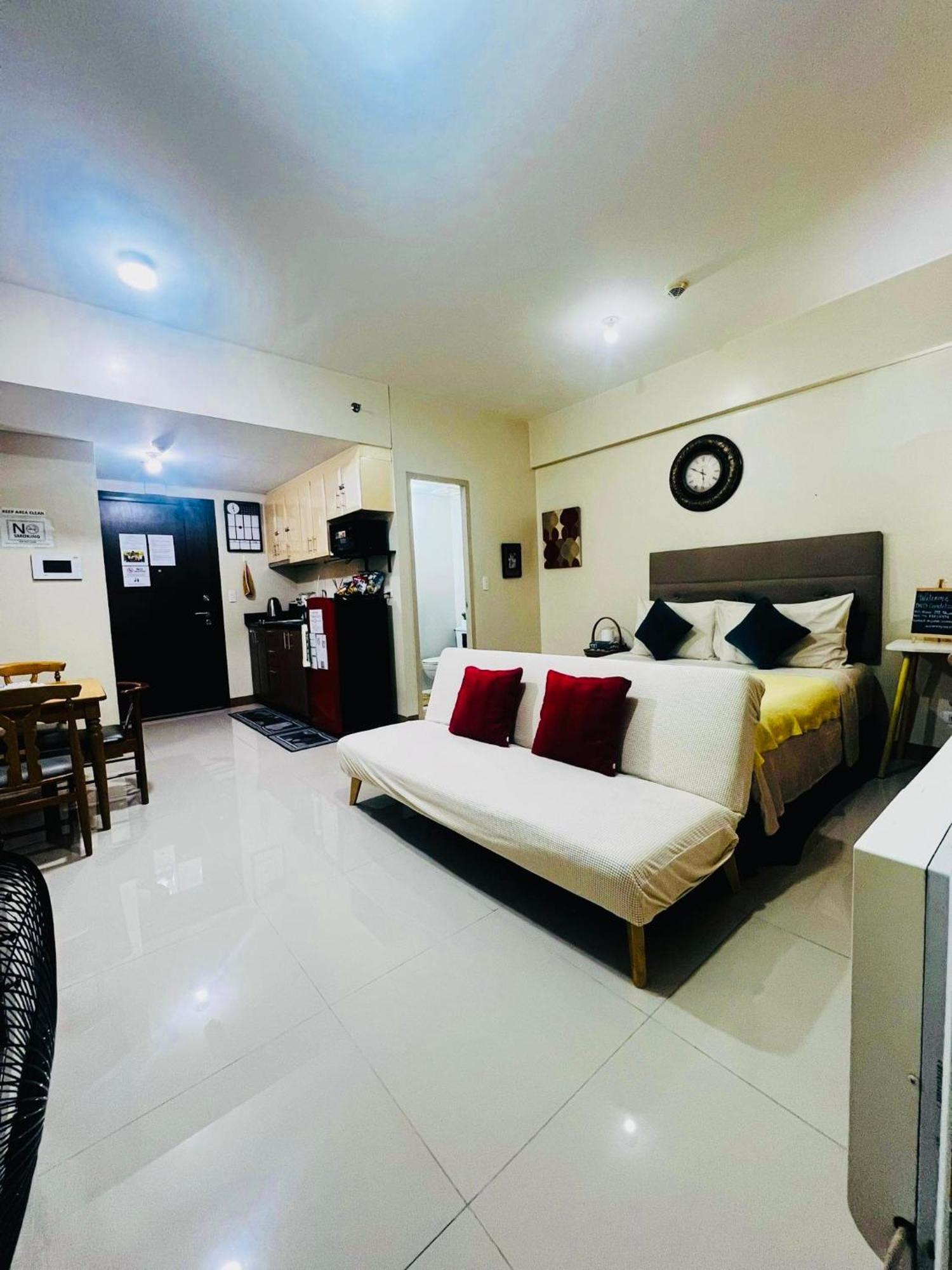 One Palm Tree Villas Condominium - Studio 2Nd Fl With Balcony - Across Terminal 3 Airport Pasay Kültér fotó