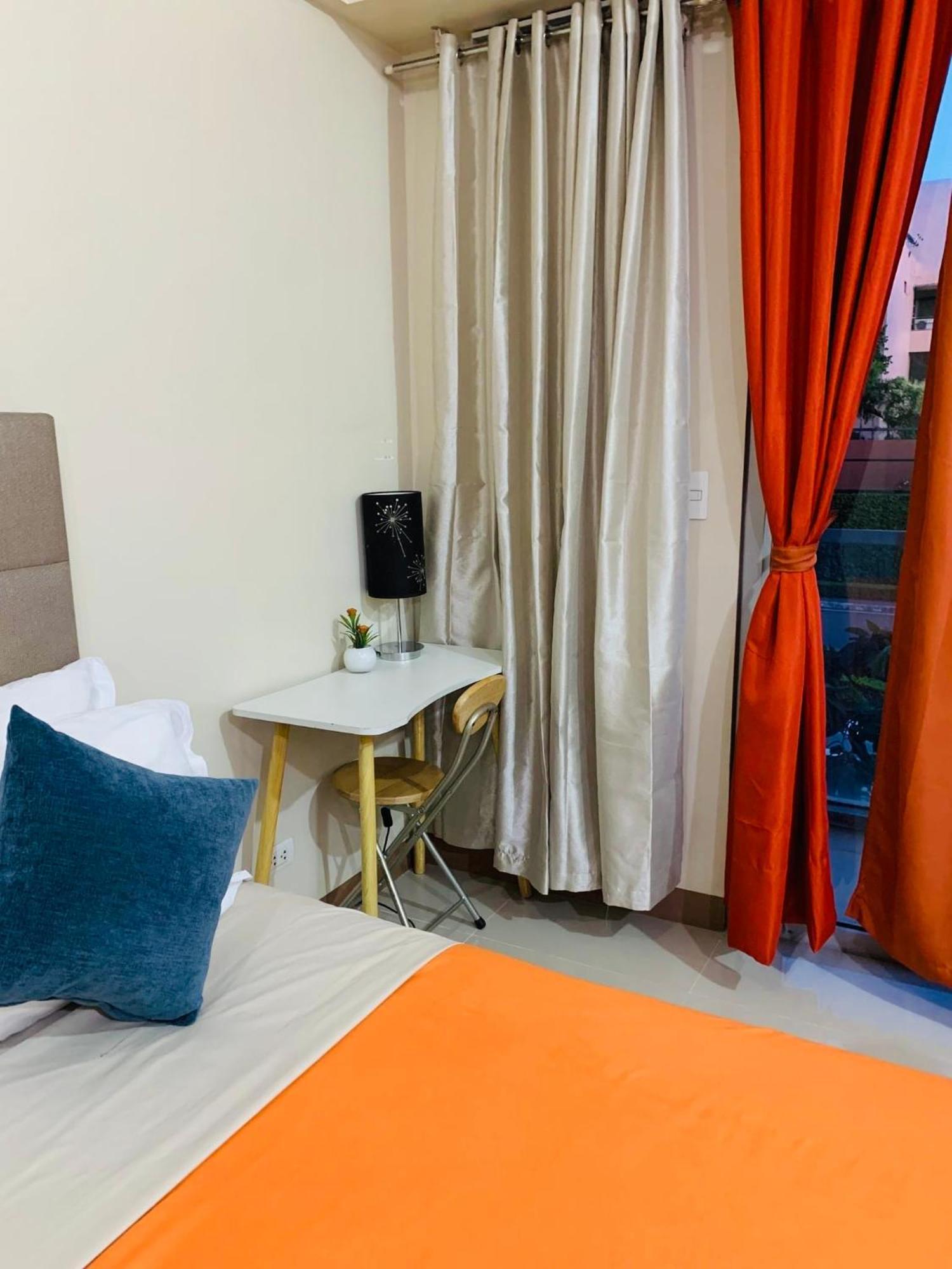 One Palm Tree Villas Condominium - Studio 2Nd Fl With Balcony - Across Terminal 3 Airport Pasay Kültér fotó