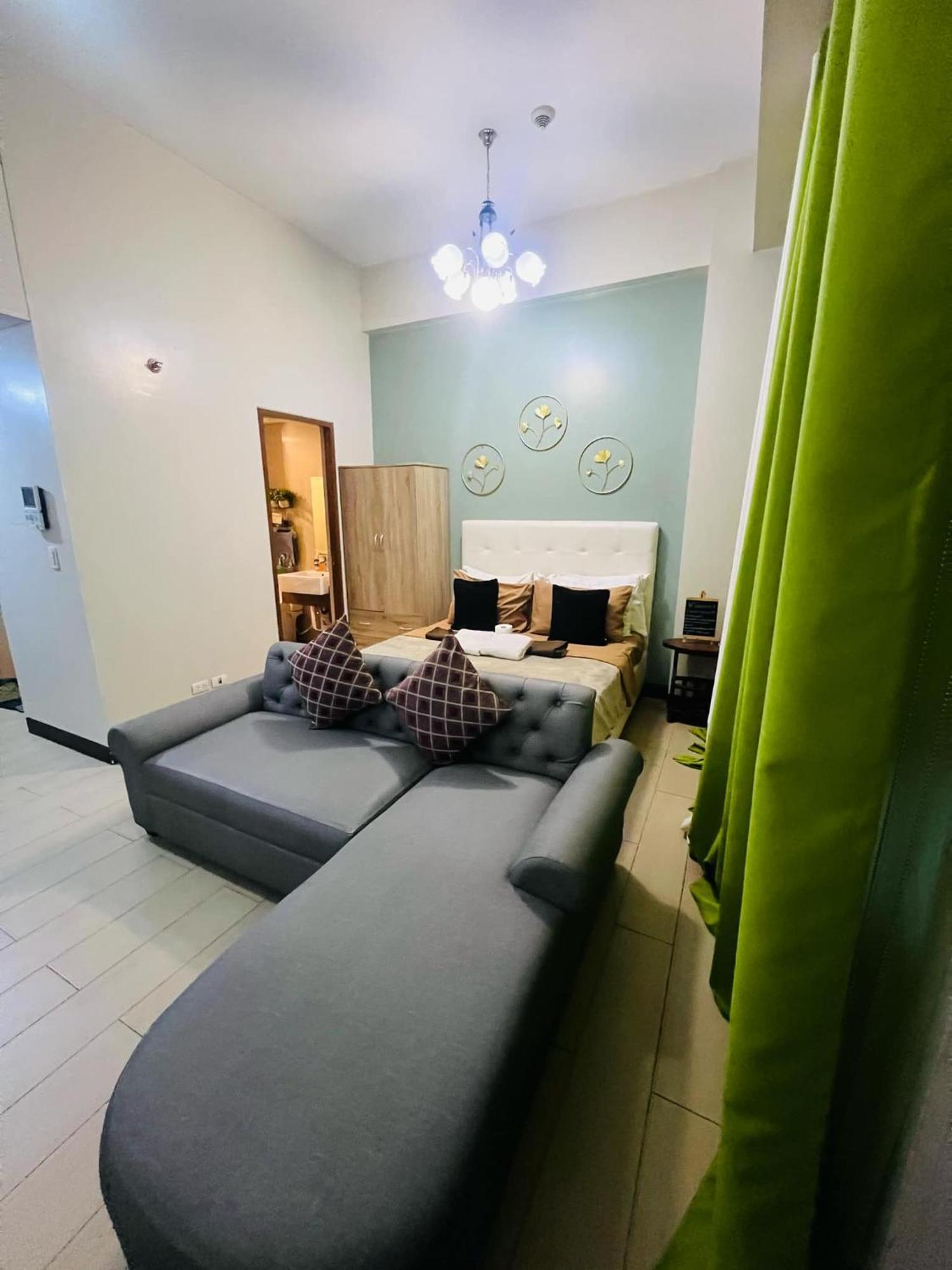One Palm Tree Villas Condominium - Studio 2Nd Fl With Balcony - Across Terminal 3 Airport Pasay Kültér fotó