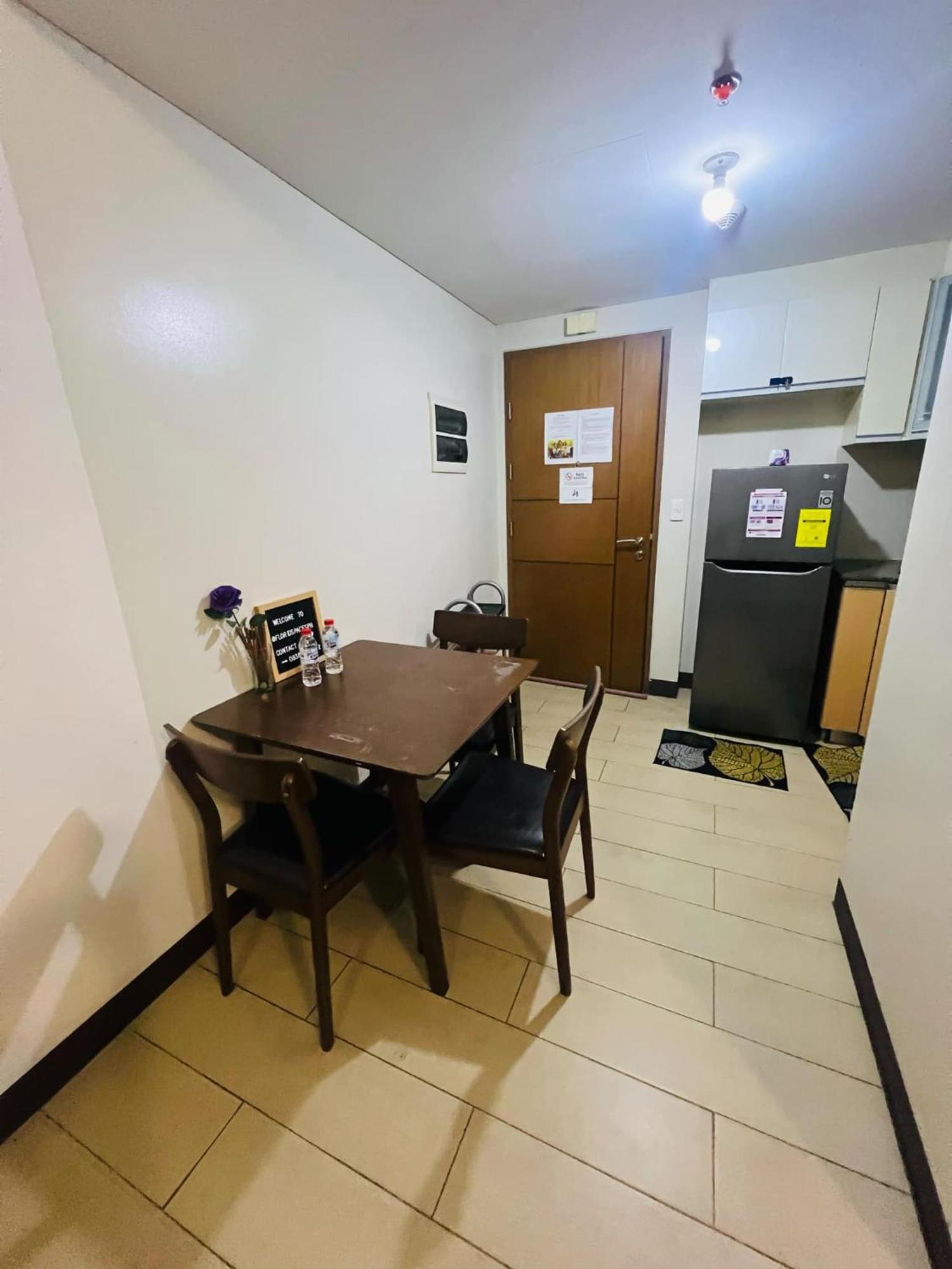 One Palm Tree Villas Condominium - Studio 2Nd Fl With Balcony - Across Terminal 3 Airport Pasay Kültér fotó