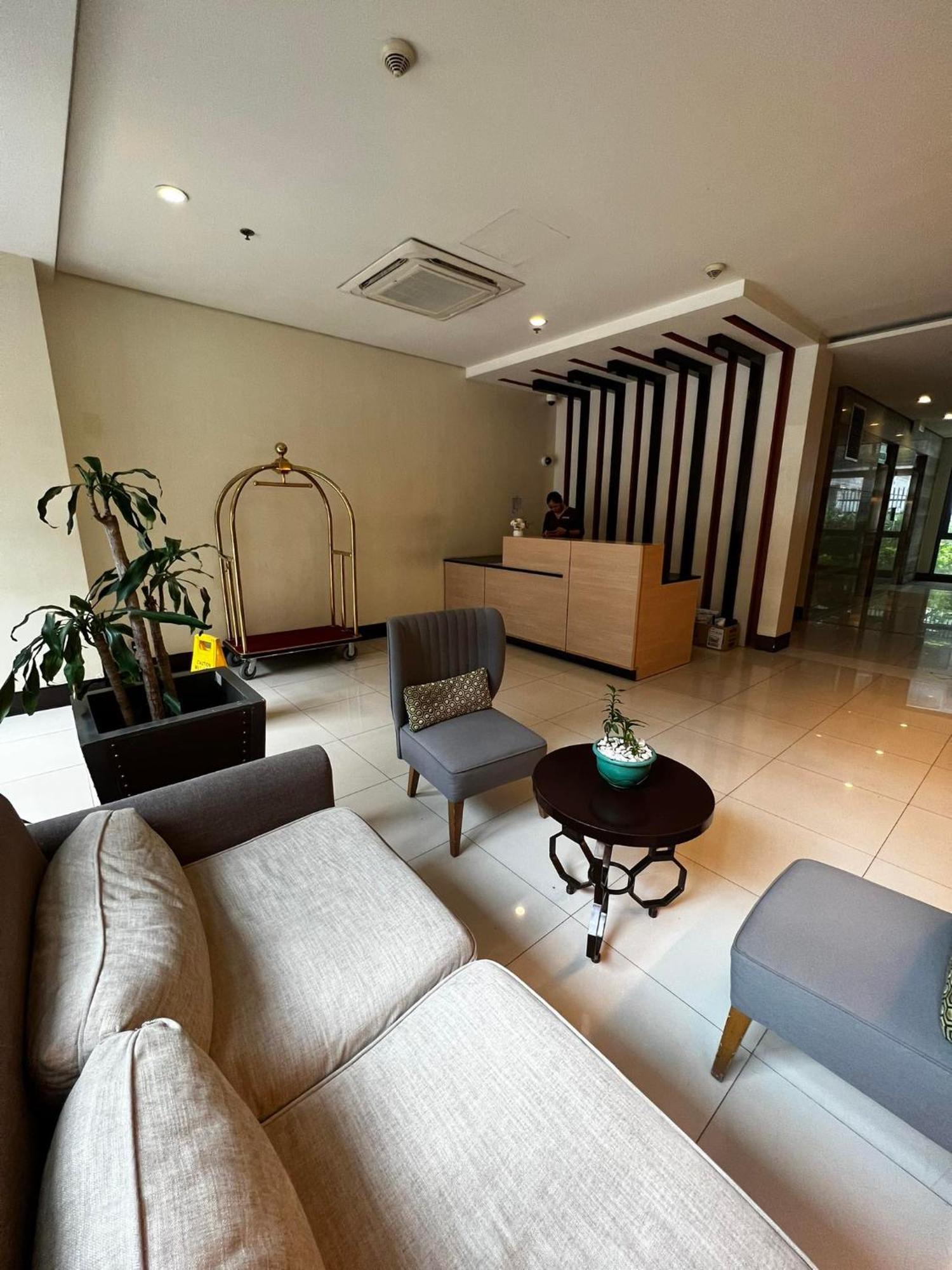 One Palm Tree Villas Condominium - Studio 2Nd Fl With Balcony - Across Terminal 3 Airport Pasay Kültér fotó