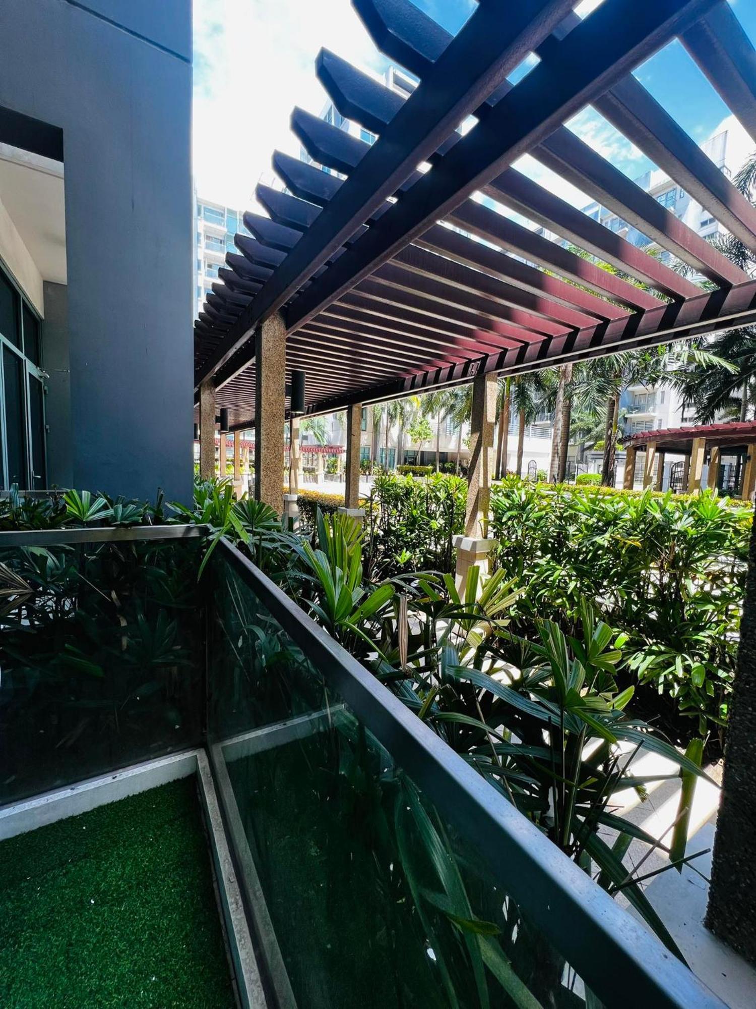 One Palm Tree Villas Condominium - Studio 2Nd Fl With Balcony - Across Terminal 3 Airport Pasay Kültér fotó