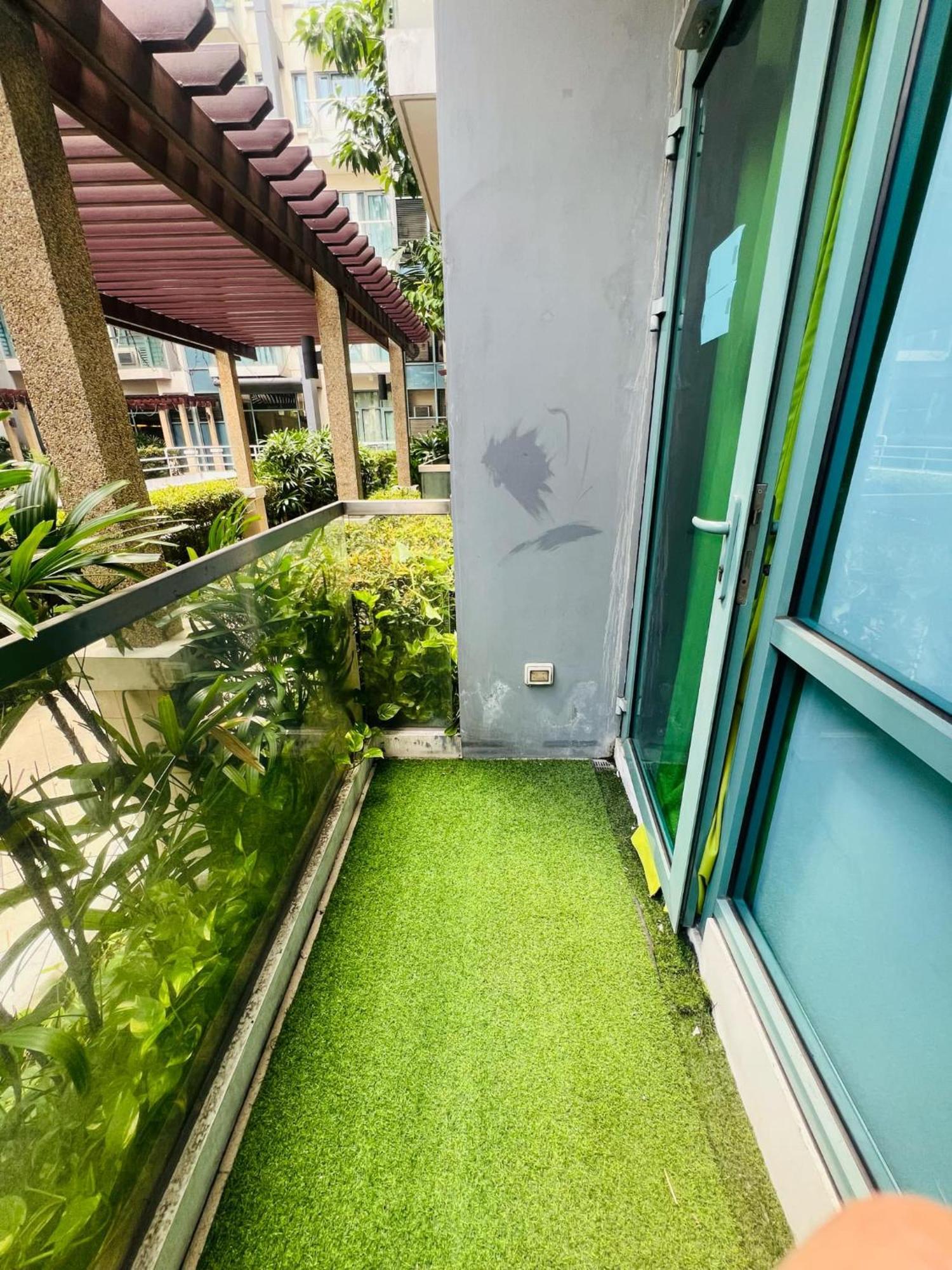 One Palm Tree Villas Condominium - Studio 2Nd Fl With Balcony - Across Terminal 3 Airport Pasay Kültér fotó
