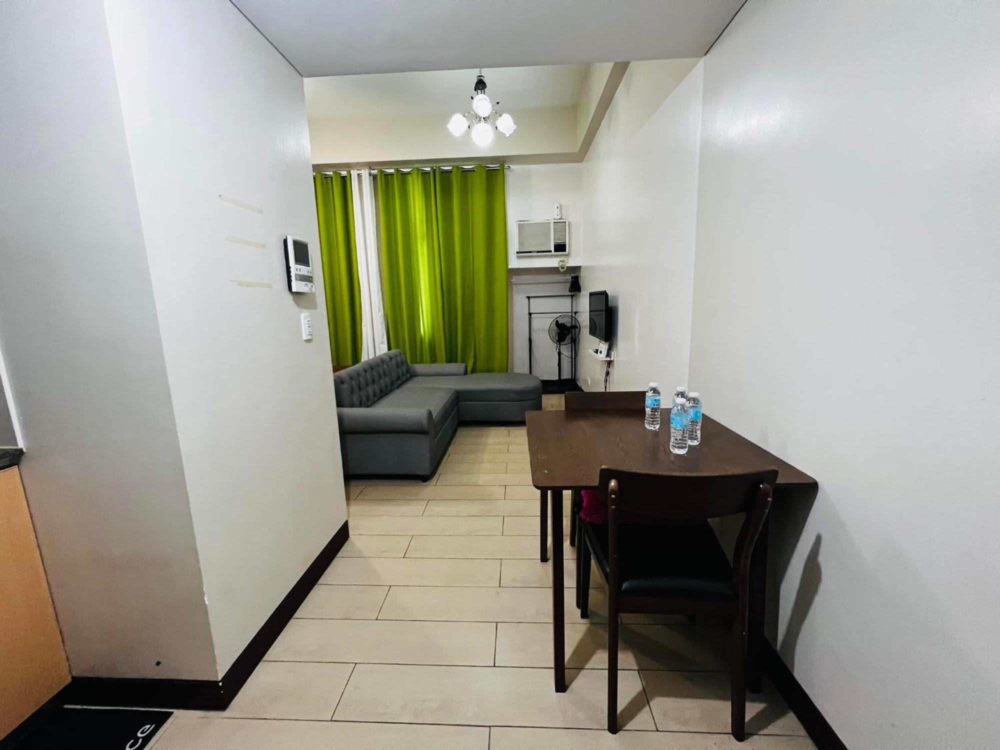 One Palm Tree Villas Condominium - Studio 2Nd Fl With Balcony - Across Terminal 3 Airport Pasay Kültér fotó