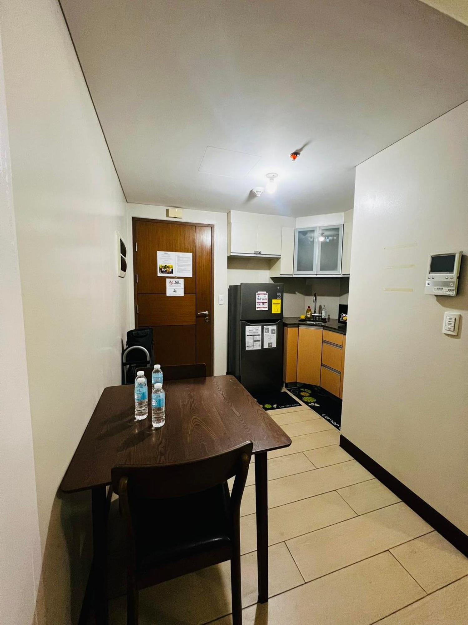 One Palm Tree Villas Condominium - Studio 2Nd Fl With Balcony - Across Terminal 3 Airport Pasay Kültér fotó