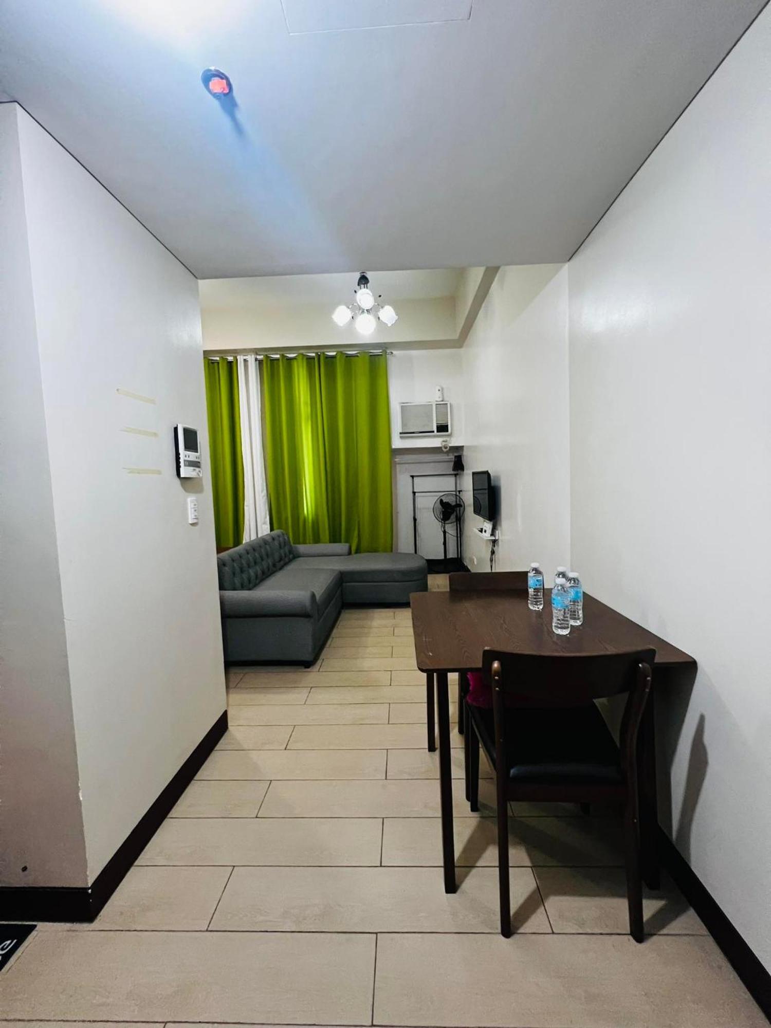 One Palm Tree Villas Condominium - Studio 2Nd Fl With Balcony - Across Terminal 3 Airport Pasay Kültér fotó
