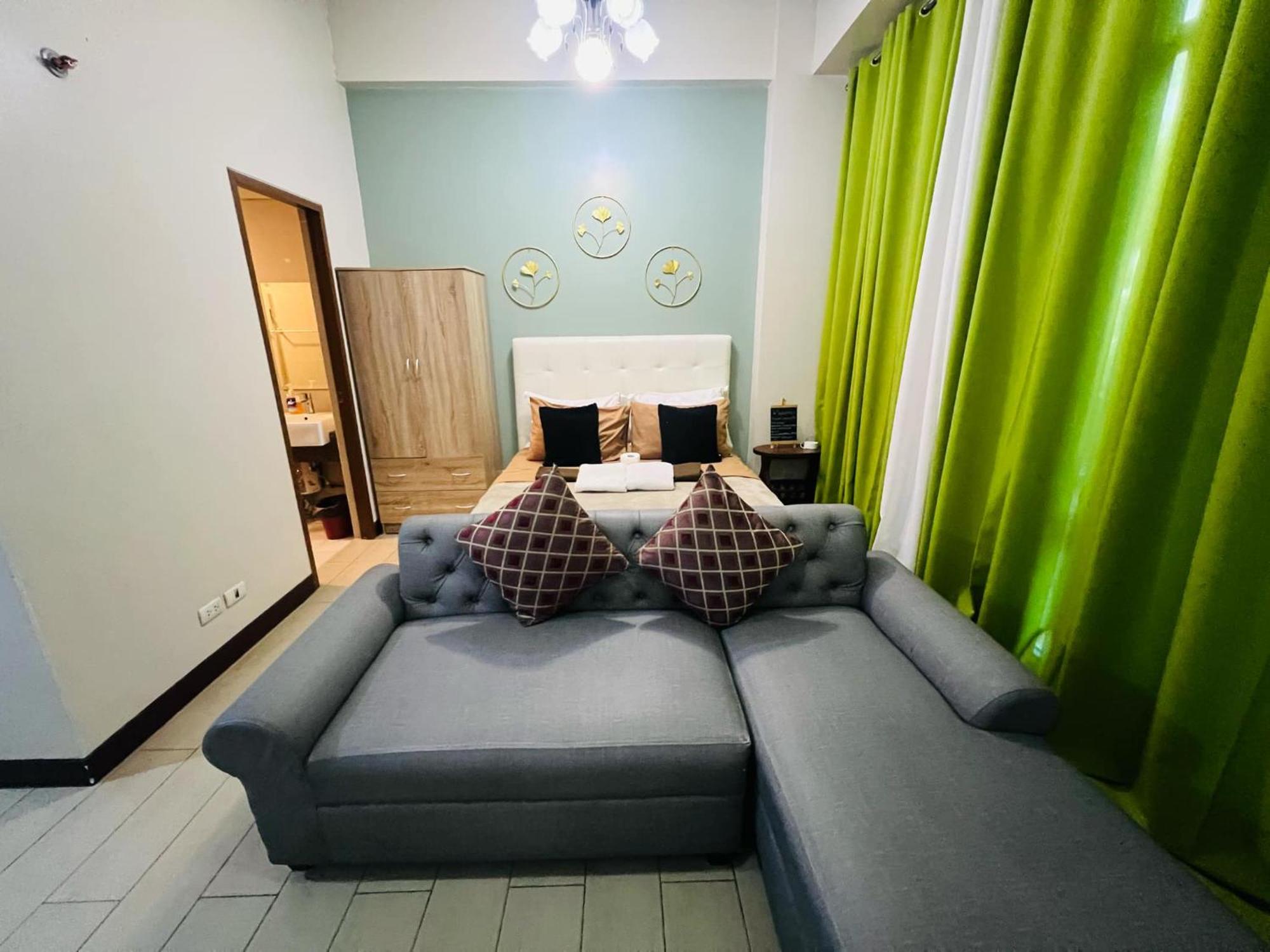 One Palm Tree Villas Condominium - Studio 2Nd Fl With Balcony - Across Terminal 3 Airport Pasay Kültér fotó